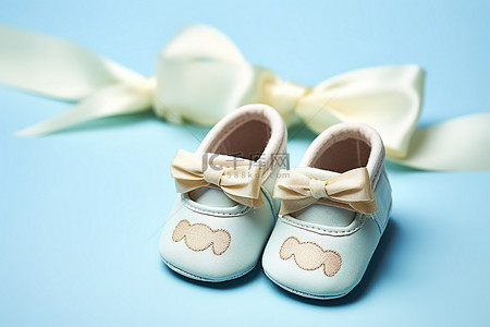 婴儿蓝色背景背景图片_蓝色背景的女婴鞋子，上面写着字母
