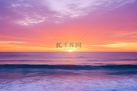 地平线上可以看到色彩缤纷的橙色天空和海浪