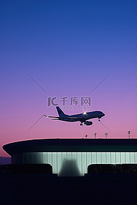 层次的天空背景图片_一架飞机在夜间飞过机场