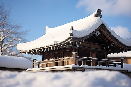 蓝天公园里的一座小房子被雪覆盖