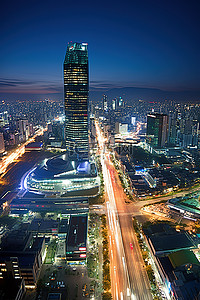 大城市的夜晚，背景是建筑物和道路