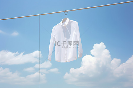 挥动杆子背景图片_一件白衬衫挂在云天的两根杆子之间
