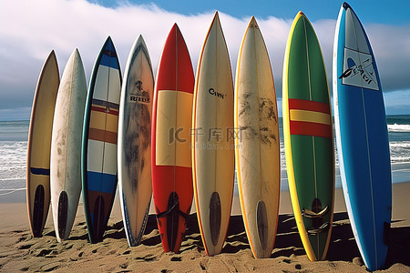 一群色彩缤纷的冲浪板矗立在海岸附近