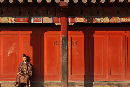 坐在木制建筑旁边的一位女性和男性中国女性