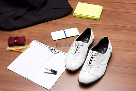 白鞋背景图片_桌子上的一些文件，上面有白笔和鞋子