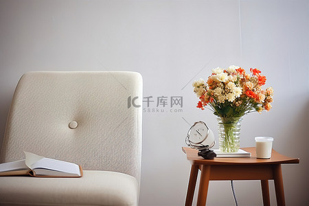 接下来是一张白色的椅子，上面有一个花瓶和一本书