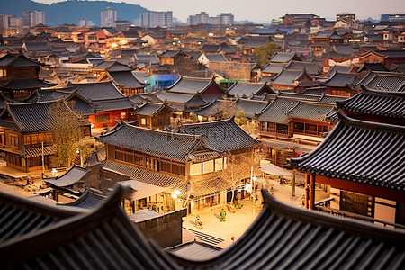亚洲小镇有红色屋顶和许多彩色建筑