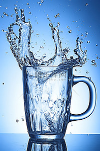 蓝色冰水背景图片_蓝色背景上的一杯水突然溅起水花