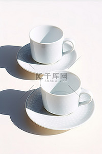 碟子胡萝卜背景图片_白色的杯子和碟子躺在白色的表面上