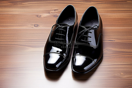鞋背景图片_木桌上的一些黑鞋