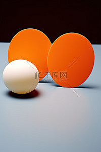 乒乓球桌的白色桌子上有两个蛋形乒乓球