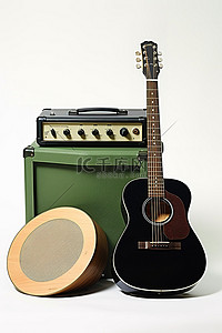 一把独立的原声吉他和扩音器，旁边放着一堆唱片和一些留声机唱片