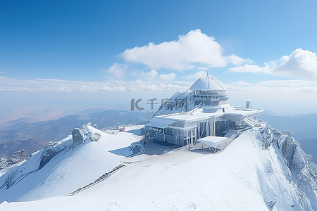 冬天的滑雪背景图片_它看起来像一个俯瞰山的滑雪小屋