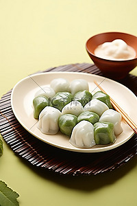 筷子传统背景图片_上面有饺子的盘子，上面有酱汁和筷子