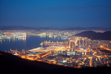 韩国城市的夜晚从山上俯瞰一座大城市