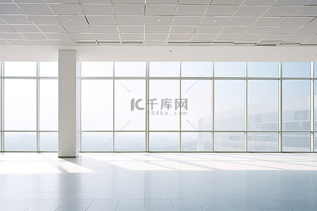 白色建筑空间背景图片_一栋空荡荡的白色建筑有很大的窗户