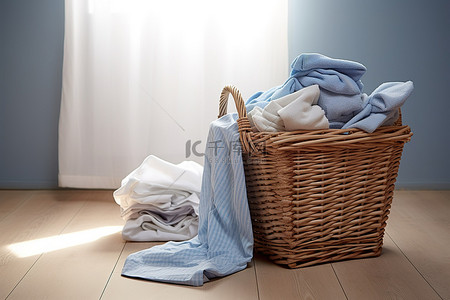 洗衣店背景图片_地板上放有床单的洗衣篮 地板上放着衣物和衣夹