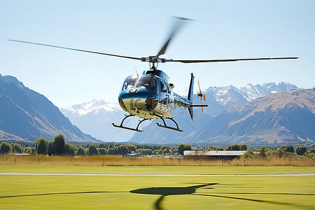 一架直升机在草地上飞行，背景是山脉