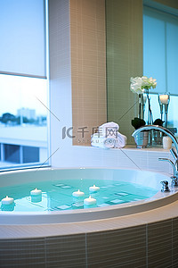 洗髮水背景图片_浴室里有一个浴缸，旁边有毛巾