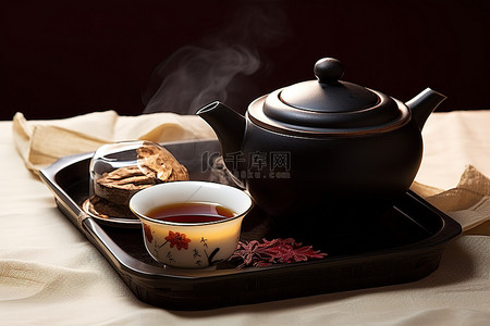 伯爵红茶背景图片_一个托盘，里面有一杯红茶和一件 T 恤