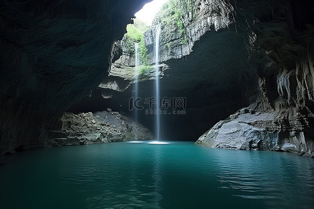 瀑布背景图片_山附近石洞中的瀑布