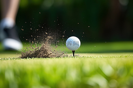 高尔夫球合影背景图片_高尔夫球手的击球 用高尔夫球杆击打高尔夫球