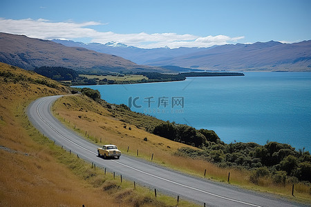 这条路崎岖不平，风大，下山时可以看到新西兰瓦卡塔普湖的景色