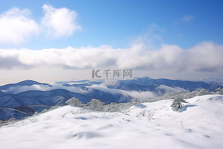 青海雪山背景图片_天空中有云彩的雪景