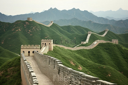 中国的长城在山上，许多人离开家园去那里徒步旅行