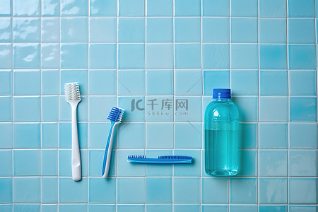 瓷砖墙上的牙刷和牙膏