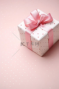 情人节粉色丝带背景图片_一个带有粉色蝴蝶结和白色丝带的白色盒子