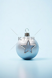 圣诞星星装饰背景图片_上面有银色星星装饰的蓝色装饰品