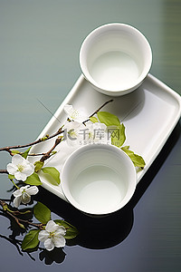 两杯茶放在有花的盘子里