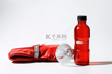 白色背景中的红色拳击手套和水瓶，配有红色衬衫和红色手套
