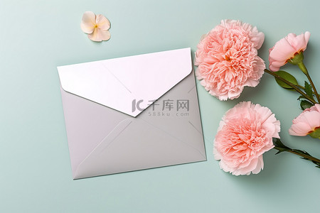 小信封背景图片_粉红色背景上的一个白色小信封和粉红色康乃馨