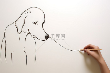 一个女人正在画狗和它们的主人