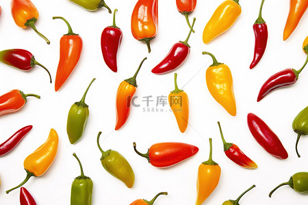 食品辣椒背景图片_白色背景上的彩色辣椒