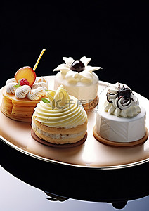 甜点背景图片_四块糕点放在盘子上，上面涂有生奶油和生黄油