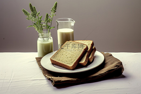 拿铁茶背景图片_白盘上的三片面包放在绿色植物旁边的水罐旁边