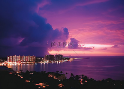 黄昏日漫背景图片_黄昏时海洋上空紫色云朵的图像