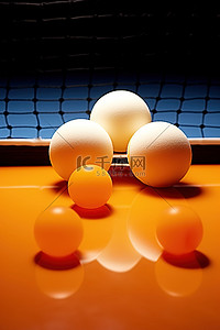 橙色鸡蛋坐在乒乓网上