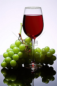 一杯红酒，玻璃杯里放着红葡萄