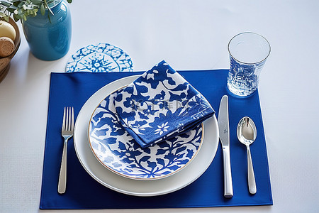垫子餐垫背景图片_蓝蓝色餐桌上设置的餐巾和餐垫