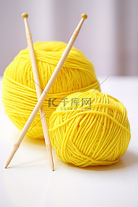 纱线背景图片_用黄色纱线和木织针钩针球