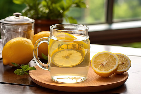 柠檬蜂蜜茶背景图片_一个杯子，里面有柠檬蜂蜜和糖