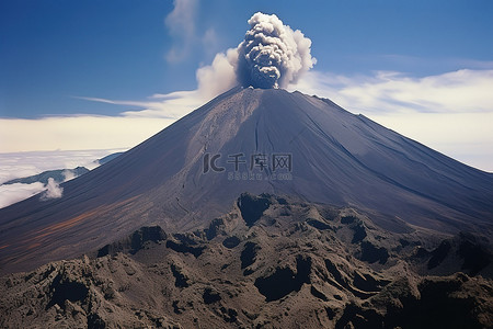 空中拍摄的一座大火山，云层和岩层不断升起