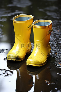 两只橡胶靴上溅满了雨水