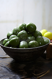 瓜背景图片_两个碗里装满了绿球和一些瓜