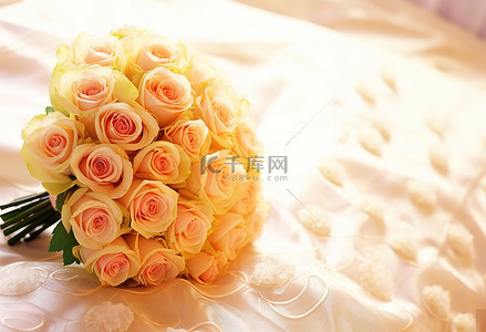 床上的粉红玫瑰婚礼花束