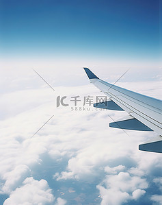 拍中背景图片_云中的飞机机翼